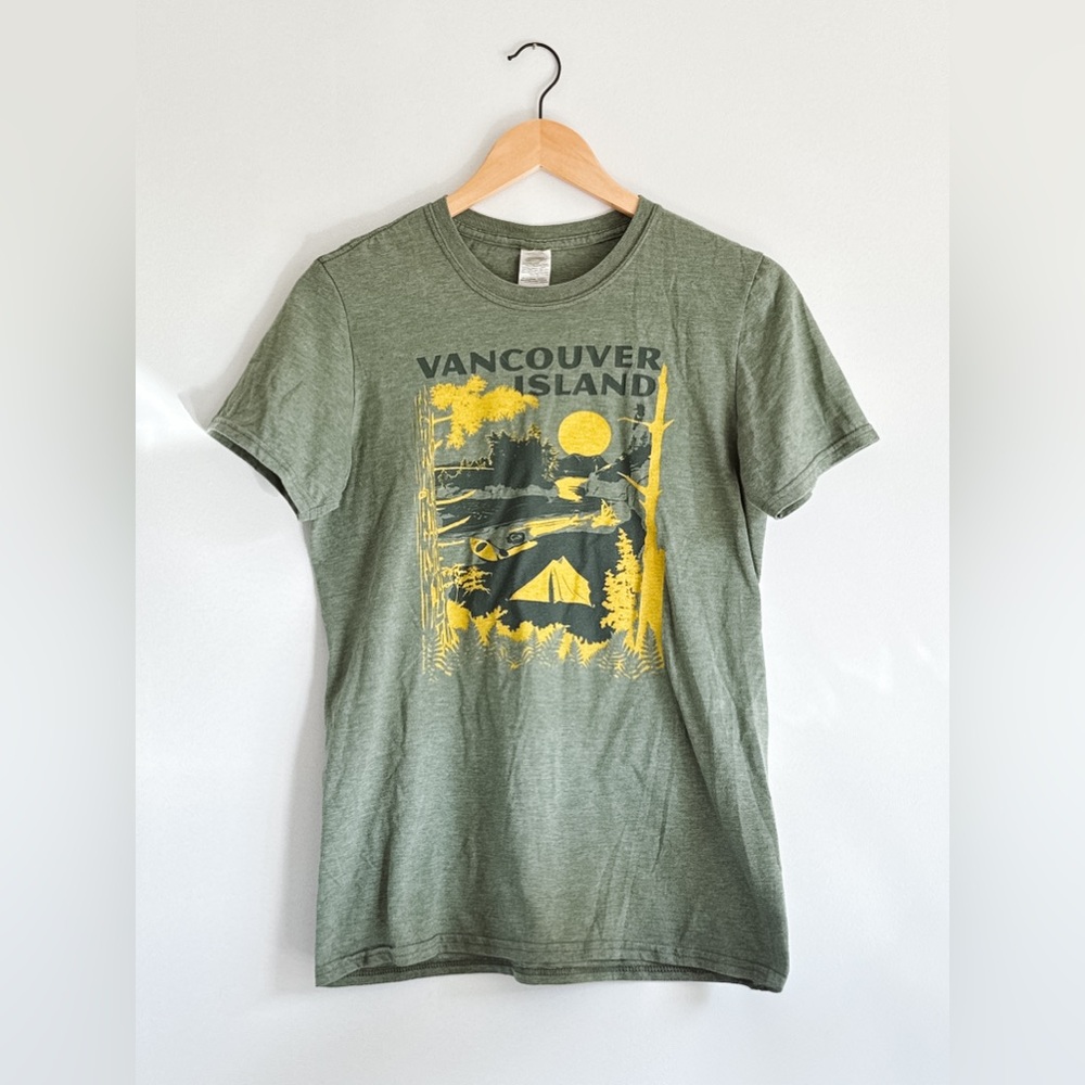 Unisex Fit Green Vancouver Island Graphic T-Shirt - Size Small